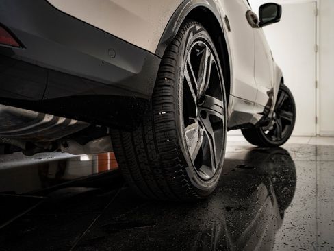 Certified 2024 Land Rover Discovery Metropolitan Edition image 44