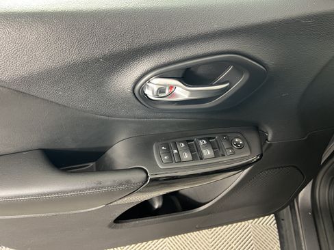 Used 2020 Jeep Cherokee Latitude Plus AWD/4WD image 17