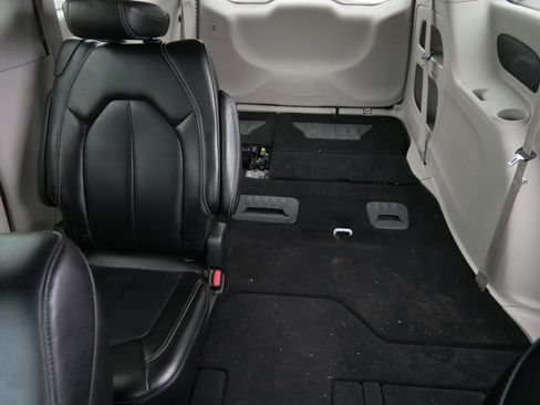 Certified 2023 Chrysler Pacifica Touring-L image 13