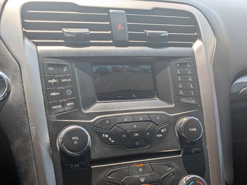 Used 2018 Ford Fusion SE FWD image 24