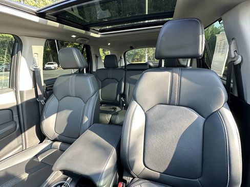 Used 2025 Honda Pilot Touring image 8