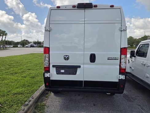 Used 2025 RAM ProMaster 2500 w/ Convenience Group FWD image 4