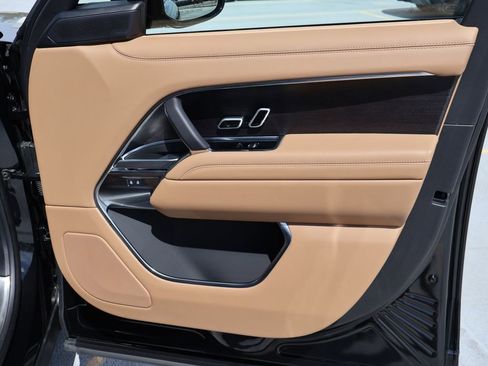 Used 2025 Land Rover Range Rover Long Wheelbase SE image 11