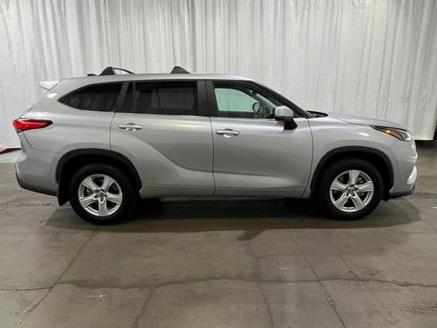 Used 2023 Toyota Highlander LE AWD/4WD image 3