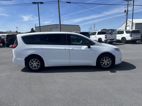 Used 2024 Chrysler Pacifica Touring-L FWD image 2