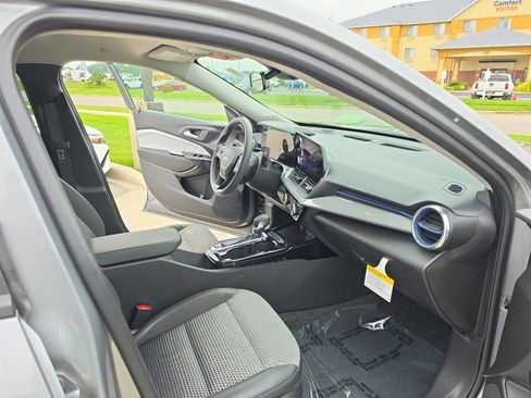 Used 2025 Chevrolet Trax LT FWD image 11