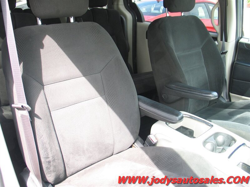 Used 2016 Dodge Grand Caravan SXT w/ Rear Park Assist Package FWD image 22