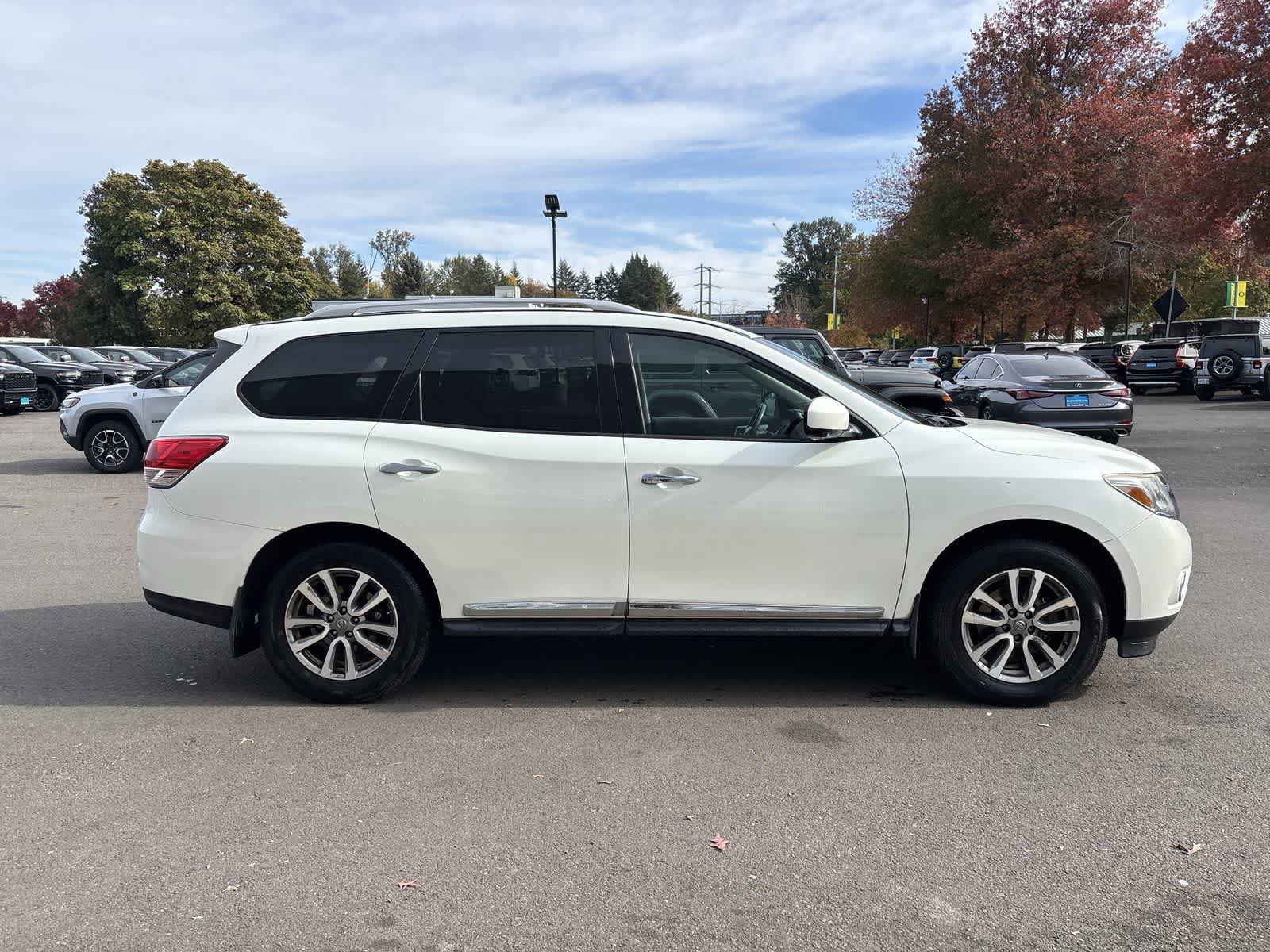 Used 2015 Nissan Pathfinder SL w/ SL Tech Package FWD image 5