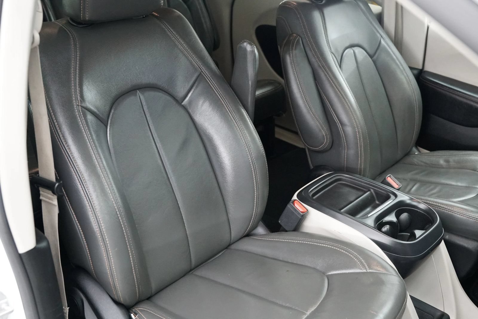 Used 2017 Chrysler Pacifica Touring Plus w/ Tire & Wheel Group FWD image 17