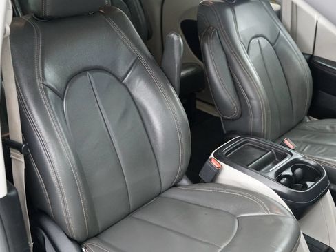 Used 2017 Chrysler Pacifica Touring Plus w/ Tire & Wheel Group FWD image 17