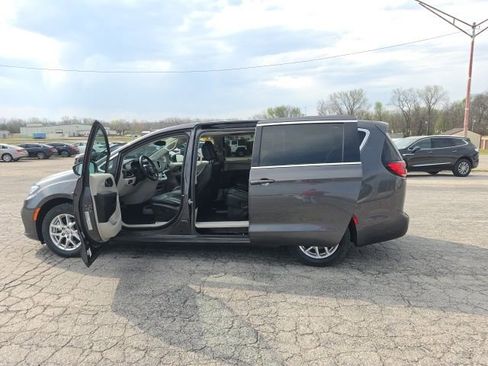 Used 2023 Chrysler Pacifica Touring-L image 15