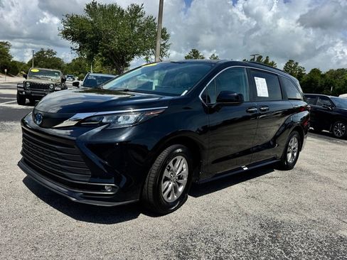 Used 2025 Toyota Sienna XLE FWD image 3