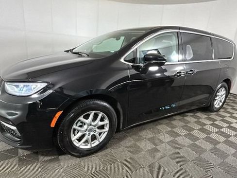 Used 2024 Chrysler Pacifica Touring-L FWD image 6
