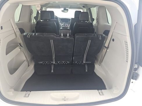 Used 2023 Chrysler Pacifica Touring-L image 5