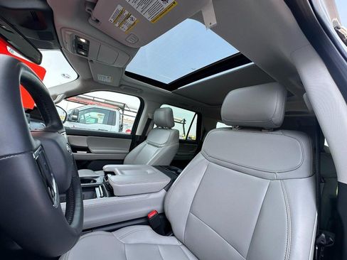Used 2025 Ford Expedition Active AWD/4WD image 9