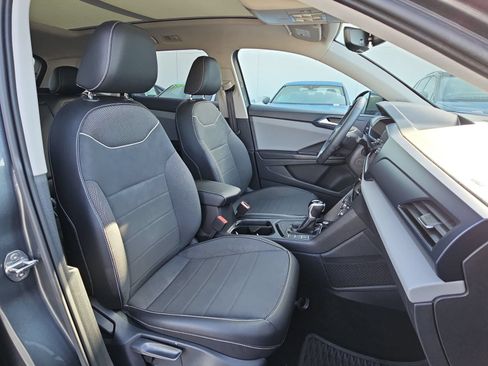 Used 2023 Volkswagen Taos SE w/ Panoramic Sunroof Package FWD image 10