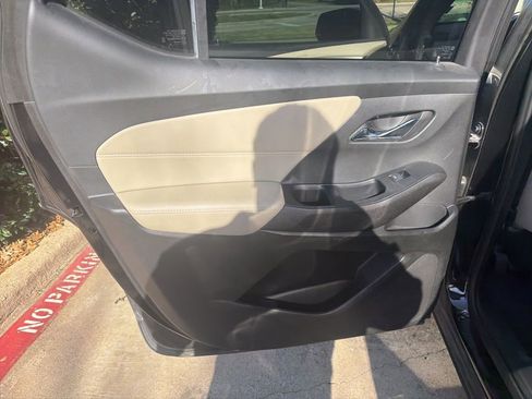 Used 2022 Chevrolet Traverse LT image 16