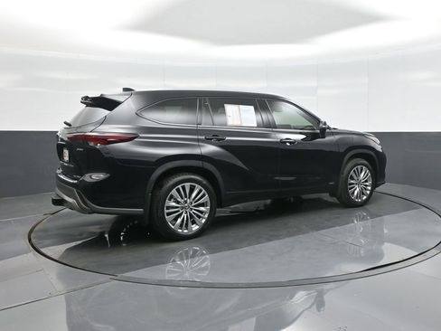 Certified 2025 Toyota Highlander Platinum AWD/4WD image 7