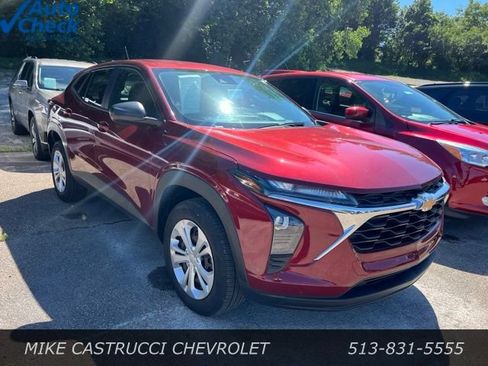 Used 2024 Chevrolet Trax LS FWD image 2