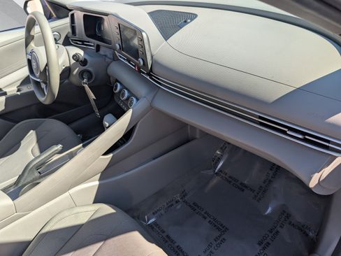 Used 2025 Hyundai Elantra SE image 17
