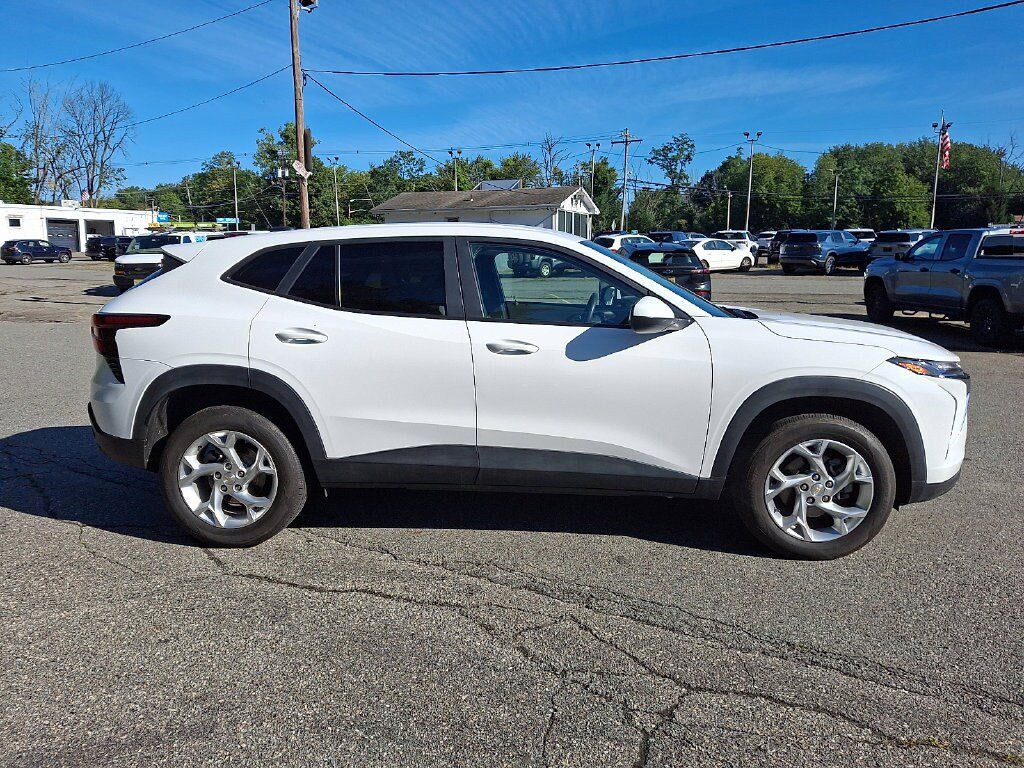 Used 2025 Chevrolet Trax LS w/ LS Convenience Package FWD image 8
