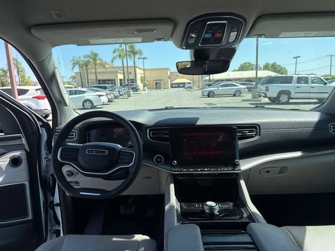 Used 2024 Jeep Wagoneer L Series II RWD image 21