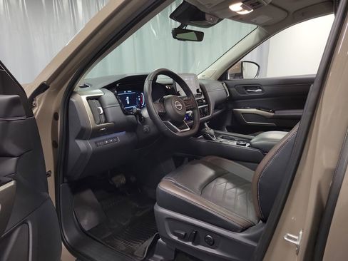 Used 2024 Nissan Pathfinder Platinum AWD/4WD image 12
