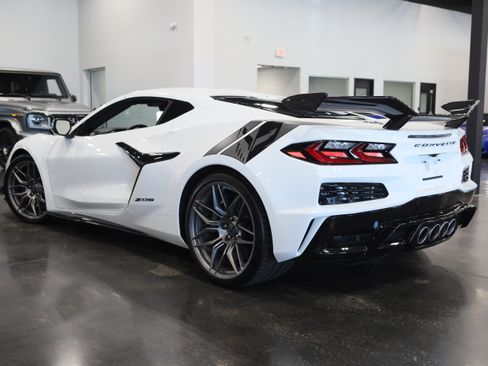 Used 2024 Chevrolet Corvette Z06 w/ Z07 Performance Package RWD image 4