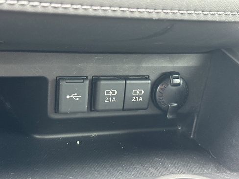 Used 2021 Toyota Highlander LE image 31