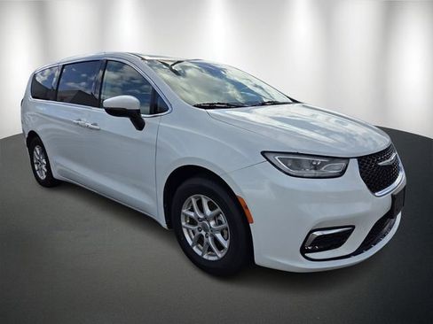 Used 2023 Chrysler Pacifica Touring-L FWD image 3