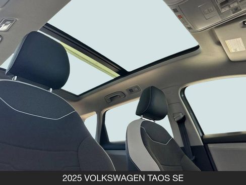 Used 2025 Volkswagen Taos SE w/ Panoramic Sunroof Package FWD image 17