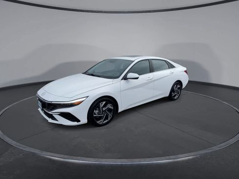 Used 2025 Hyundai Elantra SEL FWD image 4
