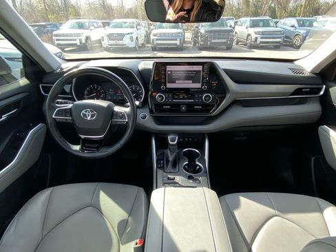 Used 2020 Toyota Highlander XLE image 28