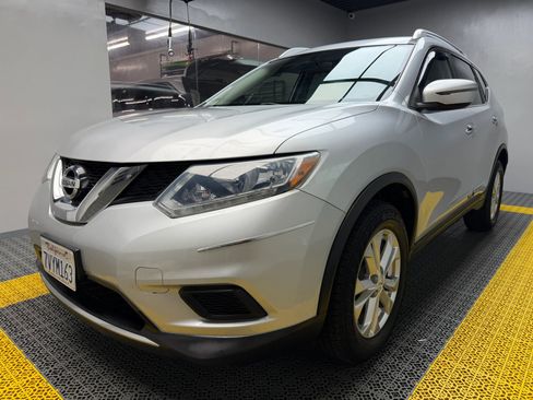 Used 2016 Nissan Rogue SV image 3