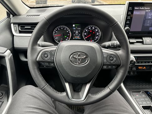 Used 2022 Toyota RAV4 XLE image 17