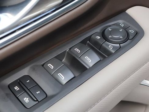 Used 2023 GMC Yukon SLT w/ SLT Luxury Package AWD/4WD image 18