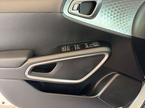 Used 2025 Kia Soul LX w/ LX Technology Package FWD image 18