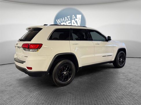 Used 2020 Jeep Grand Cherokee Laredo image 3