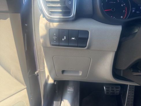 Used 2020 Kia Sportage S image 17