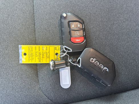 Used 2024 Jeep Wrangler Unlimited Sahara AWD/4WD image 33
