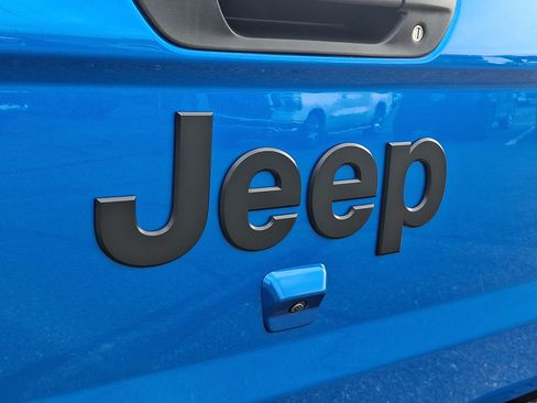 Used 2025 Jeep Gladiator Sport AWD/4WD image 29