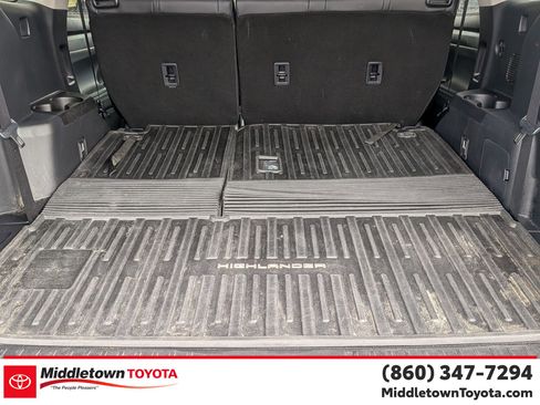 Certified 2024 Toyota Highlander XLE image 32