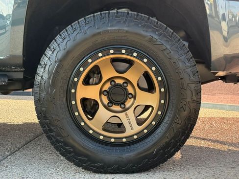 Used 2017 Chevrolet Colorado LT w/ Luxury Package, Chrome AWD/4WD image 25