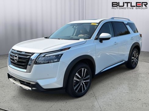 Used 2025 Nissan Pathfinder Platinum FWD image 2