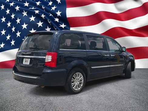 Used 2016 Chrysler Town & Country Touring-L w/ Driver Convenience Group FWD image 8