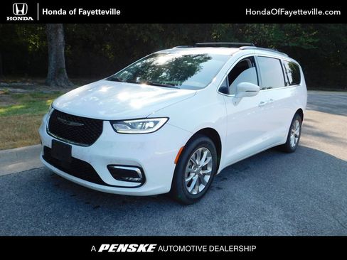 Used 2022 Chrysler Pacifica Touring-L AWD/4WD image 1