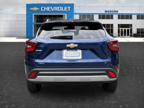 Used 2024 Chevrolet Trax LT w/ Driver Confidence Package FWD image 4