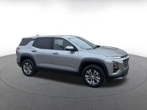 Used 2025 Chevrolet Equinox LT image 2