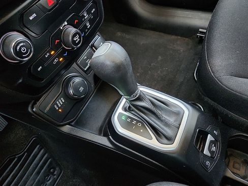Used 2019 Jeep Renegade Latitude w/ Popular Equipment Group AWD/4WD image 12