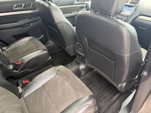 Used 2018 Ford Explorer XLT w/ Equipment Group 202A AWD/4WD image 12